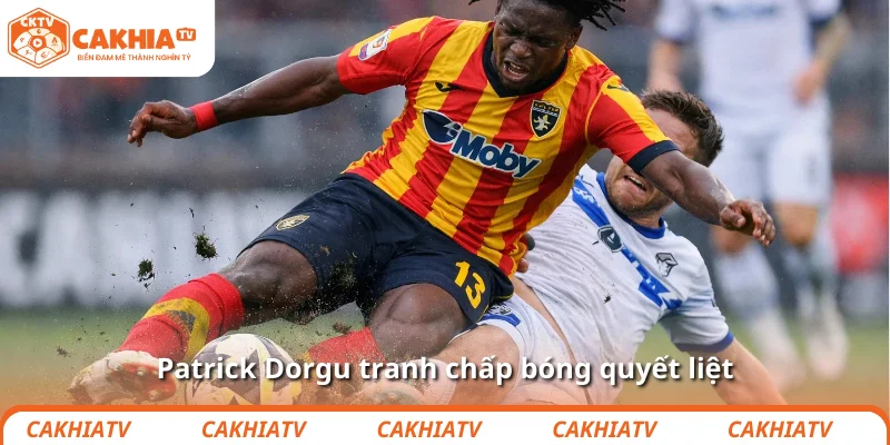 Patrick Dorgu tranh chấp bóng quyết liệt